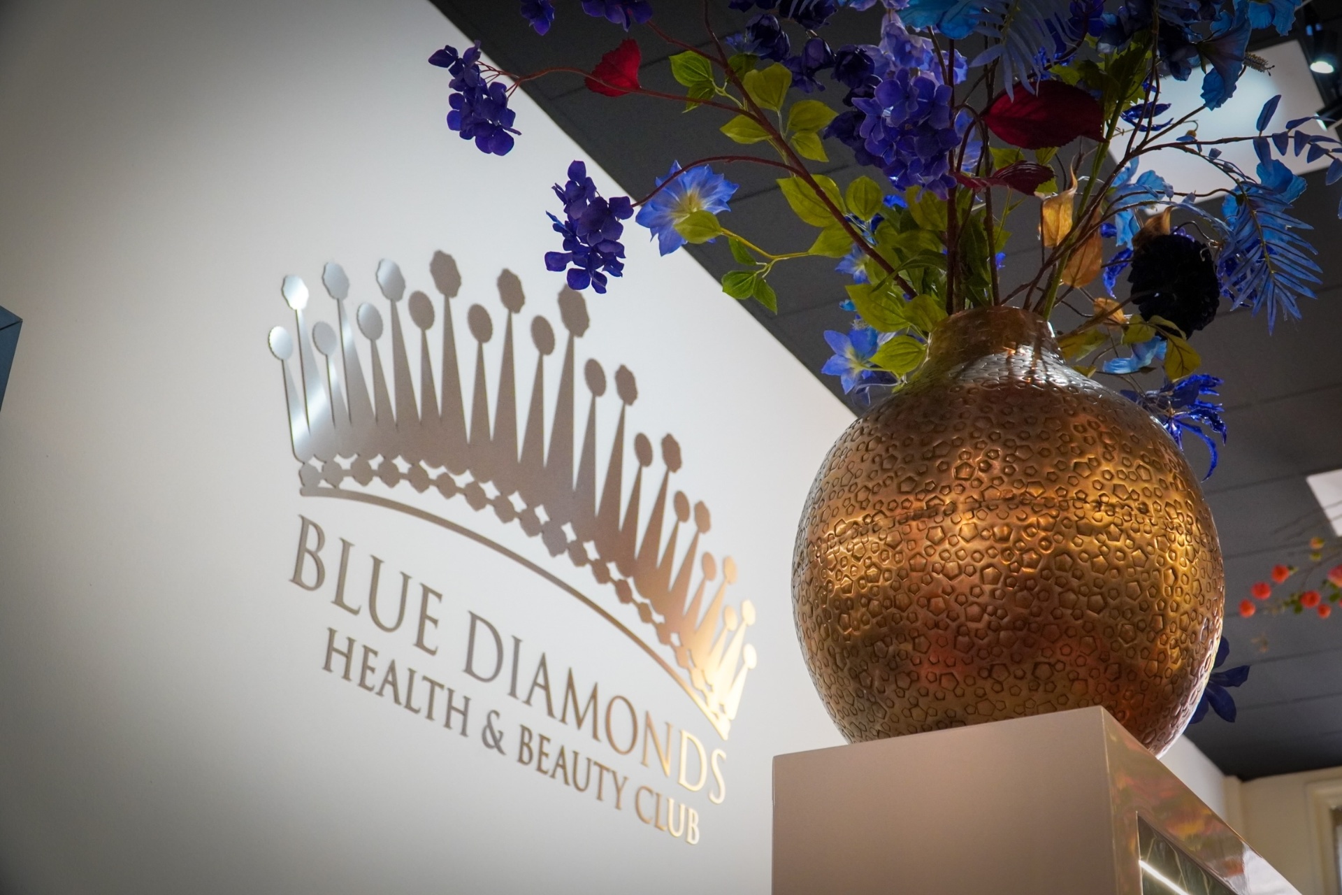 Blue Diamonds logo en gouden vaas in receptie